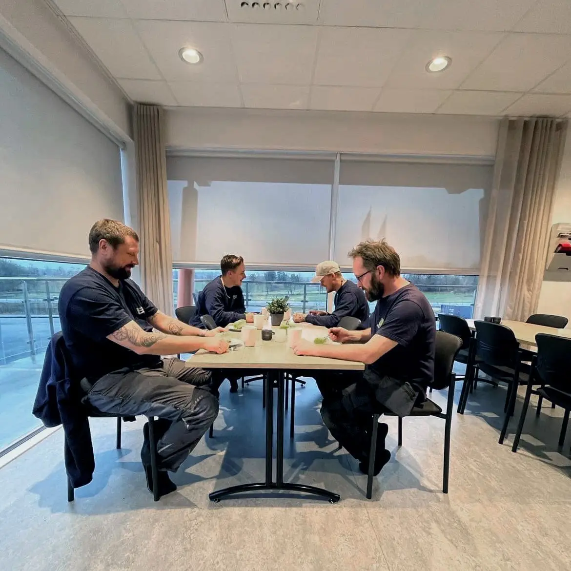 Däckhjälpen anställda firar med tårta