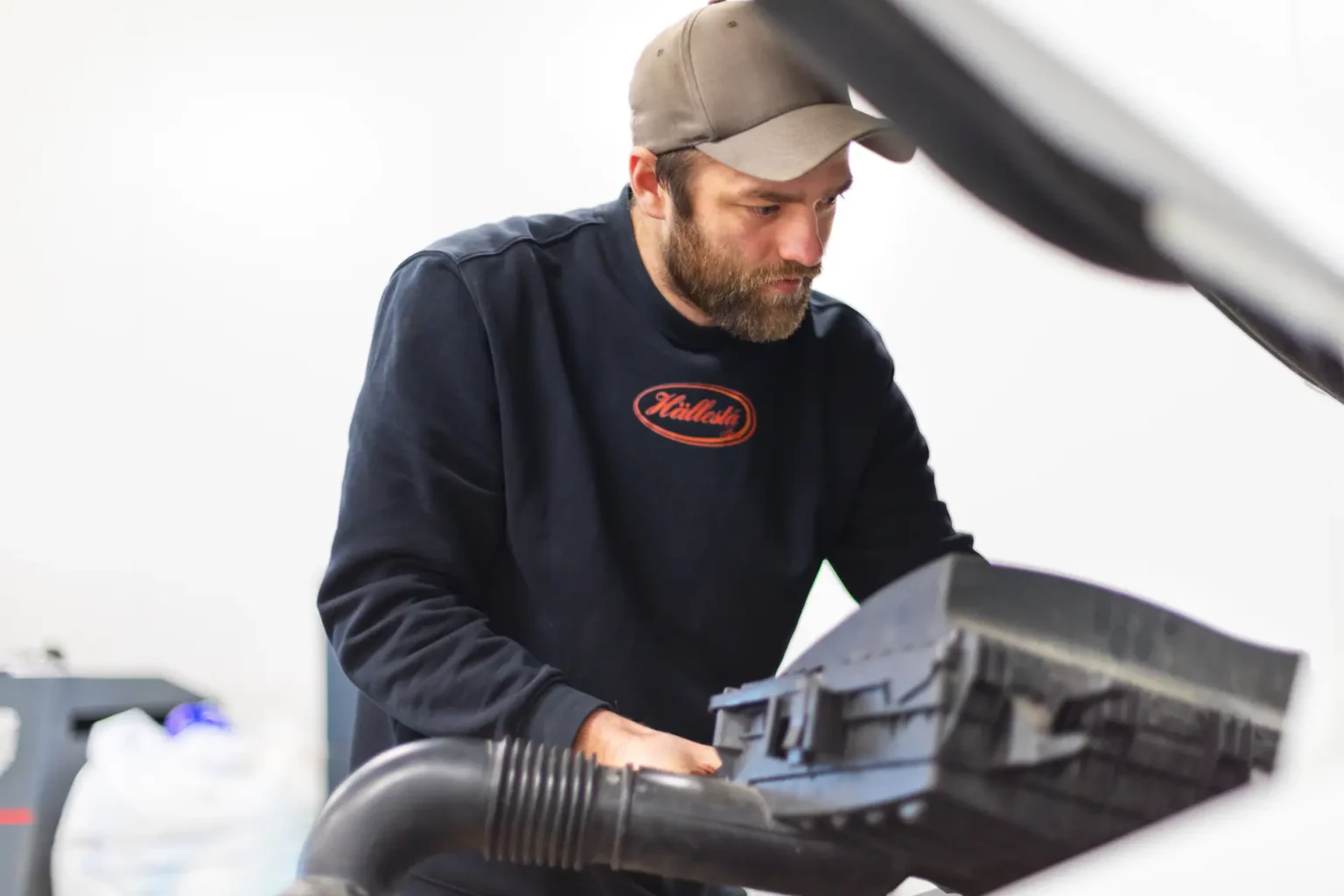 anthon fordonstekniker vid motorhuv