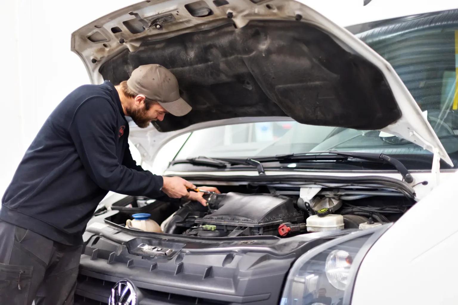 anthon fordonstekniker vid motorhuv