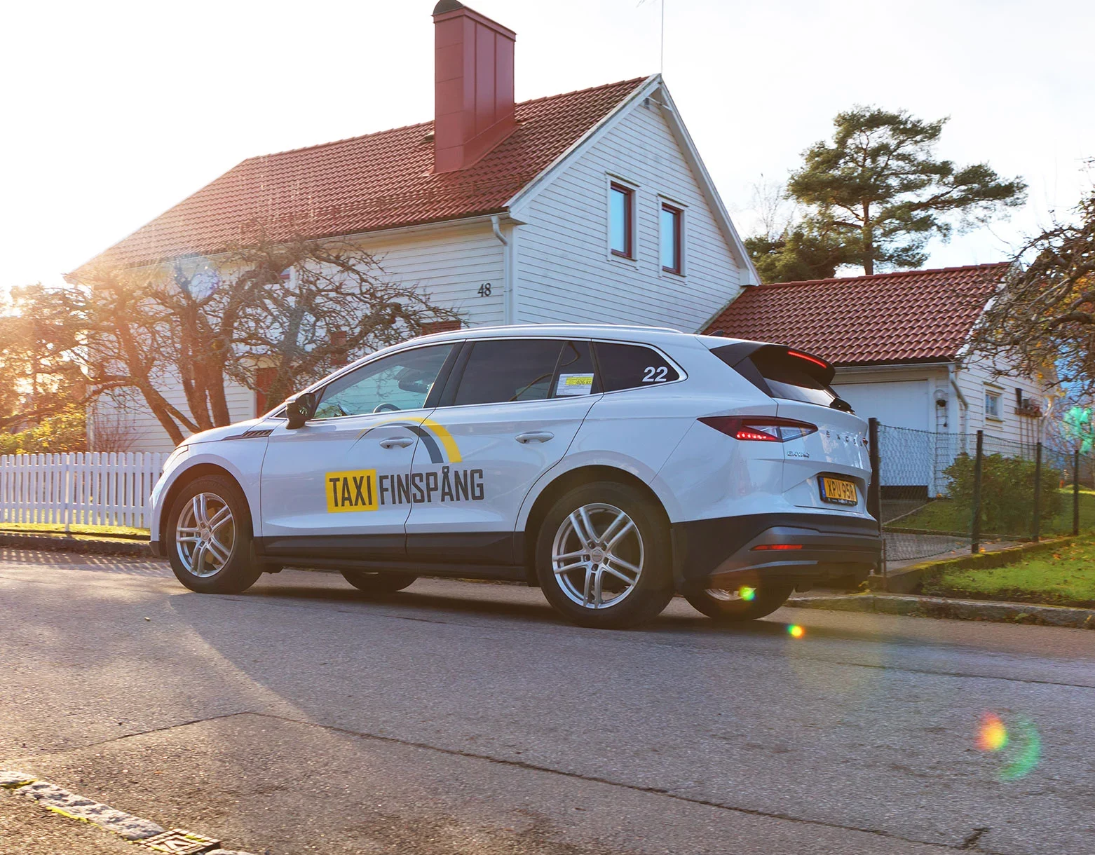 taxi framför hus