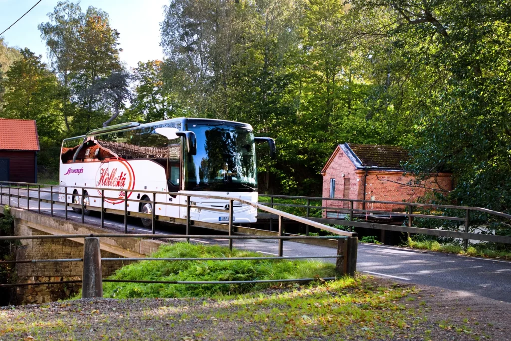 Hällestabuss kör buss på väg