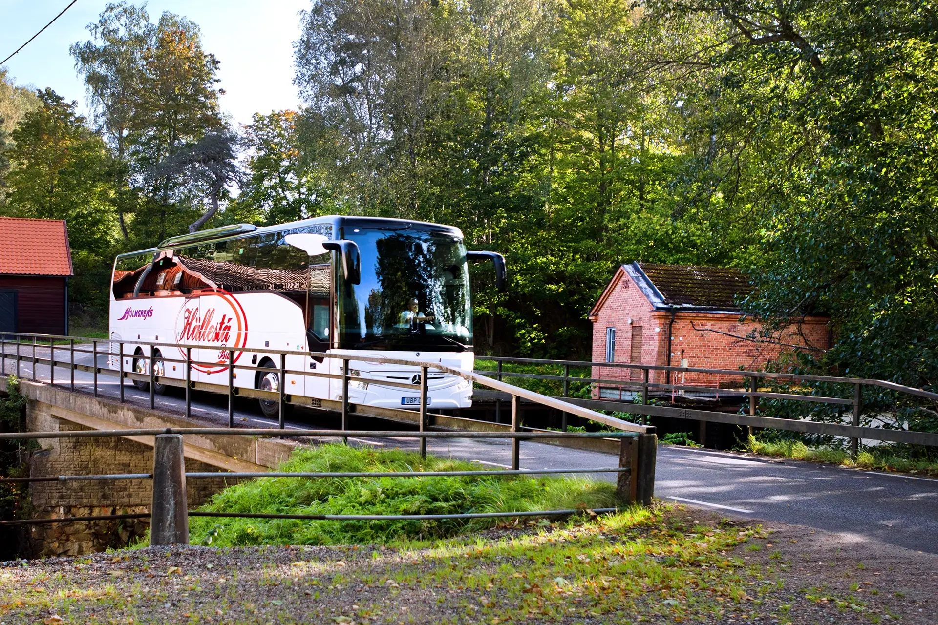 Hällestabuss kör buss på väg