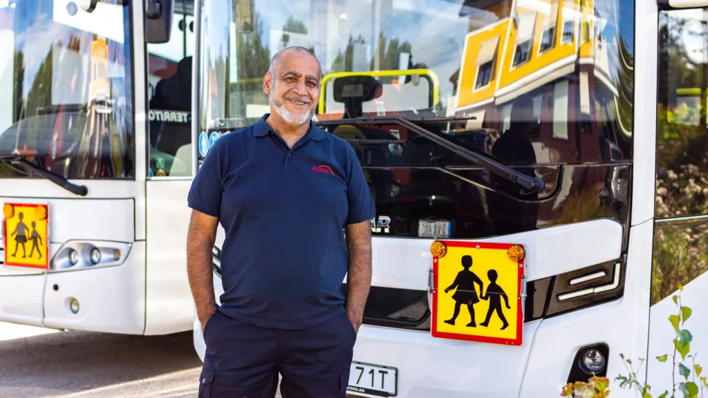 Saber är busschaufför hos Hällesta Buss